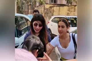 fan kiss to sara alikhan hand