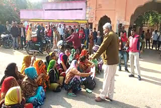 Women jammed road in Tikamgarh