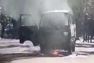 Lohardaga police, car fire in Lohardaga, Kudu police station Lohardaga, लोहरदगा पुलिस, लोहरदगा में कार में लगी आग, कुड़ू थाना लोहरदगा