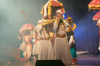 Artists gave a beautiful performance of 'folk dance of Uttarakhand'