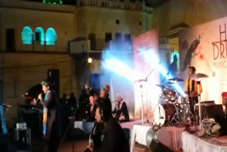 People dance on the songs of Mame Khan