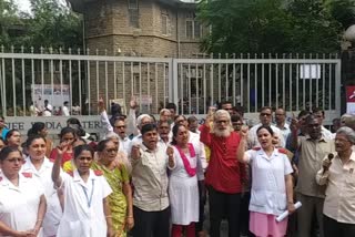 agitation of workers and unions outside Wadia Hospital