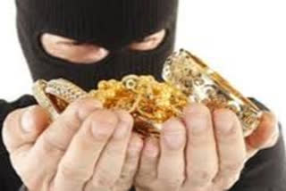 Armed men loot 25 kg valuables  jewellery shop looted in Muzaffarnagar  threatened the owner at gunpoint  Four armed men decamped with 25 kg gold and silver jewellery  ഉത്തര്‍പ്രദേശില്‍ സ്വര്‍ണ്ണകടയില്‍ നാലംഗ സംഘത്തിന്‍റെ കൊള്ള  ലക്‌നൗ