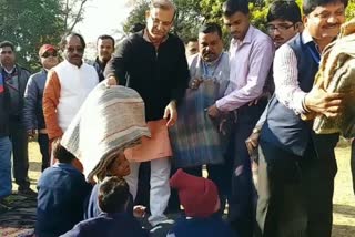 Jayant Sinha Fans Club distributed blankets in Hazaribag