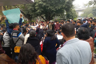 protest of jamia students outside the VC office