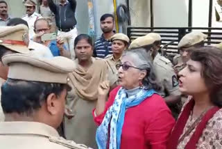 Women's dharna in front of Hyderabad CP office