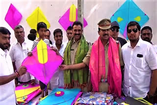minister-mallareddy-distributed-kites-to-kida-in-secundrabad