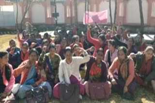 चम्पावत आंगनबाड़ी कार्यकत्रियों का धरना न्यूज, anganwadi workers strike champawat news