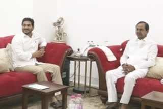 Andhra, Telangana CMs discuss political developments