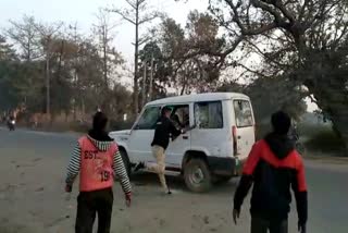 Truck drivers pelted stones at police in koderma