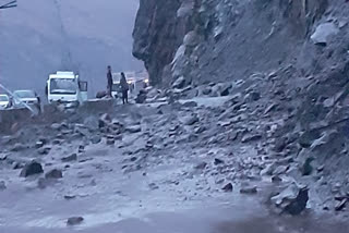 Rocks fell on NH 05 near Nathpa Jhula in Kinnaur, किन्नौर के नाथपा झूला के समीप NH 05 पर गिरी चट्टानें