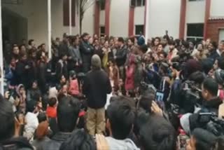 Jamia Vice Chancellor Confronted By Angry Students Over Police Crackdown