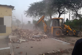 Administrative bulldozers run on old age ashram in hoshangabad