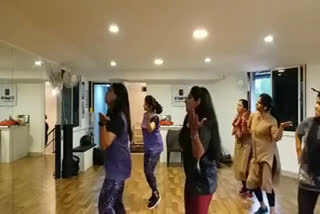 zumba  zumba dance  exercise  kozhikode  zumba dance becoming common exercise among house wives  സൂംബ  വീട്ടമ്മമാർക്കിടയിൽ സൂംബ ഡാൻസിന് പ്രിയമേറുന്നു