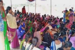 கிருஷ்ணகிரியில் சம்பள பாக்கியை வழங்குமாறு போராட்டம்  krishnakiri workers protest demand to give pending pay  சூளகிரி ஸ்ரீ டெக்ஸ்டைல்ஸ்  சூளகிரி ஸ்ரீ டெக்ஸ்டைல்ஸ் ஊழியர்கள் போராட்டம்