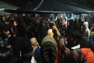 Women sitting on dharna after human chain in Shahdara