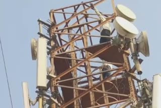 थकीत वेतनासाठी सांगलीत कर्मचाऱ्यांचे मोबाईल टॉवरवर चढून शोले स्टाईल आंदोलन