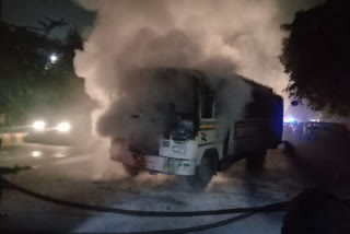 Moving bus catches fire, no casualties  ഘാസിയാബാദ് ബസ് തീപിടിത്തം  ഓടുന്ന ബസിന് തീപിടിച്ചു