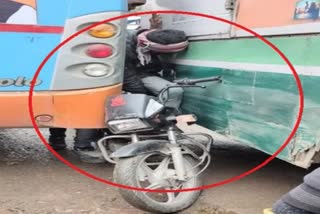 Bike rider trapped in two buses in Kangra, photo goes viral