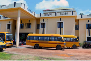 school bus attacked  crude bombs  UP police  ബോംബ് ആക്രമണം  സ്കൂള്‍ ബസിന് നേരെ ബോംബ് ആക്രമണം  ഉത്തര്‍പ്രദേശിലെ പ്രയാഗില്‍