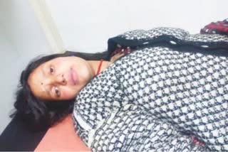 Pregnant woman reached Banjar Hospital walking in 3 km snow in Kullu1