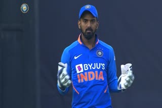 kl-rahul-putting-gloves-after-rishabh-pant-injury