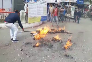 BJP workers burnt effigy of CM