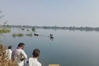 boat is turned upside down in river in chandrapur, 2 died