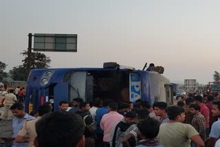 bus-truck-accident-on-mumbai-ahmednagar-road-in-palghar