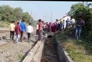 two lady died with train accident in vapi