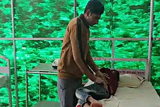 child falls from the roof, पतंग उड़ाते हुए बच्चा गिरा