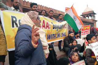 جامع مسجد کے باہر عوام کو بیدار کر رہی جنت سے ملیے