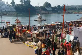 Crowd of devotees at Guarighat in Jabalpur