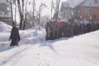 Army carries pregnant woman in waist-deep snow; she later gives birth at Baramulla hospital