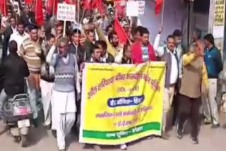 electricity workers protest against MLA jagdish nayar in palwal