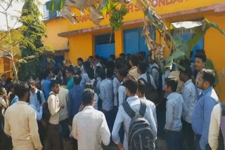 Lecturer bites student's hand, protest in ramamani college, khordha latest news, ଖୋର୍ଦ୍ଧା ଲାଟେଷ୍ଟ ନ୍ୟୁଜ୍‌, ରମାମଣି କଲେଜରେ ଛାତ୍ର ଉତ୍ତେଜନା, ଛାତ୍ରଙ୍କ ହାତ କାମୁଡିଲେ ଅଧ୍ୟାପକ