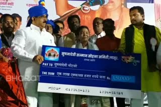 singer Sushmadevi was honored in Latur