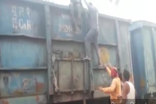 deranged woman was injured at Gurmakheri railway station hoshangabad