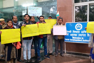 People protested outside DDA office in delhi