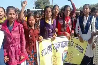 Students protesting withdrawal of suspension of principal in Ratlam