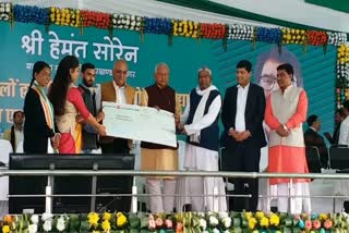 CM Hemant Soren, Chief Minister Hemant Soren, Dhanbad DC Amit Kumar, Foundation stone and inauguration, सीएम हेमंत सोरेन, मुख्यमंत्री हेमंत सोरेन, धनबाद डीसी अमित कुमार, योजनाओं का शिलान्यास और उद्घाटन