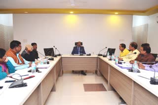 Shahdol commissioner took a meeting of the district hospital staff