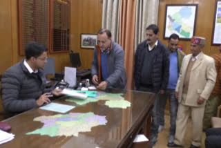 People over lack of air flights to Pangi submitted memorandum to DC Chamba, पांगी के लिए हवाई उड़ानें न होने से परेशान लोगों ने DC चंबा को सौंपा ज्ञापन