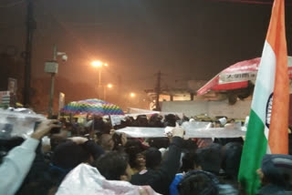 Protests continued against CAA and NRC at Turkman Gate in rain at delhi