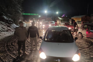 vehicle stuck in kufri road due to snow in shimla