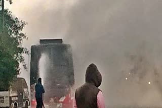 private-passenger-bus-set-on-fire-at-ghodbunder-toll-plaza-in-mumbai