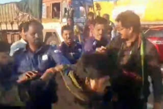 attack on Ayyappa devotees, attack on Ayyappa devotees in Chikkaballapura, Toll Plaza Security Guard attack on Ayyappa devotees, Chikkaballapura Ayyappa devotees attack news, ಅಯ್ಯಪ್ಪ ಭಕ್ತರ ಮೇಲೆ ಹಲ್ಲೆ, ಚಿಕ್ಕಬಳ್ಳಾಪುರದಲ್ಲಿ ಅಯ್ಯಪ್ಪ ಭಕ್ತರ ಮೇಲೆ ಹಲ್ಲೆ, ಟೋಲ್ ಪ್ಲಾಜಾ ಸೆಕ್ಯೂರಿಟಿ ಗಾರ್ಡ್​ನಿಂದ ಅಯ್ಯಪ್ಪ ಭಕ್ತರ ಮೇಲೆ ಹಲ್ಲೆ, ಚಿಕ್ಕಬಳ್ಳಾಪುರದಲ್ಲಿ ಅಯ್ಯಪ್ಪ ಭಕ್ತರ ಮೇಲೆ ಹಲ್ಲೆ ಸುದ್ದಿ,