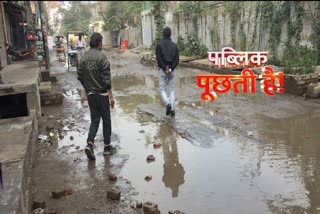 pablik poochhatee hai:Water Logging in road in Mandoli Village  Delhi