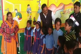 surprise check of school by deo at bemetara