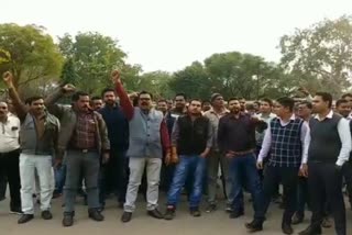 Protest by officer and employee in Kawardha against forest officer